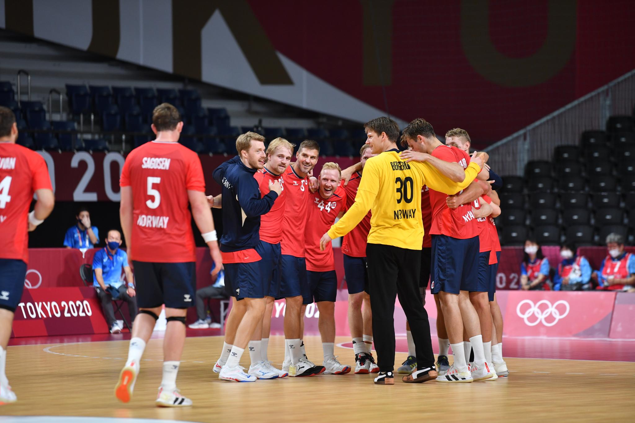 TIL KVARTFINALE: De norske håndballgutta får en knalltøff oppgave mot Danmark i kvartfinalen tirsdag.