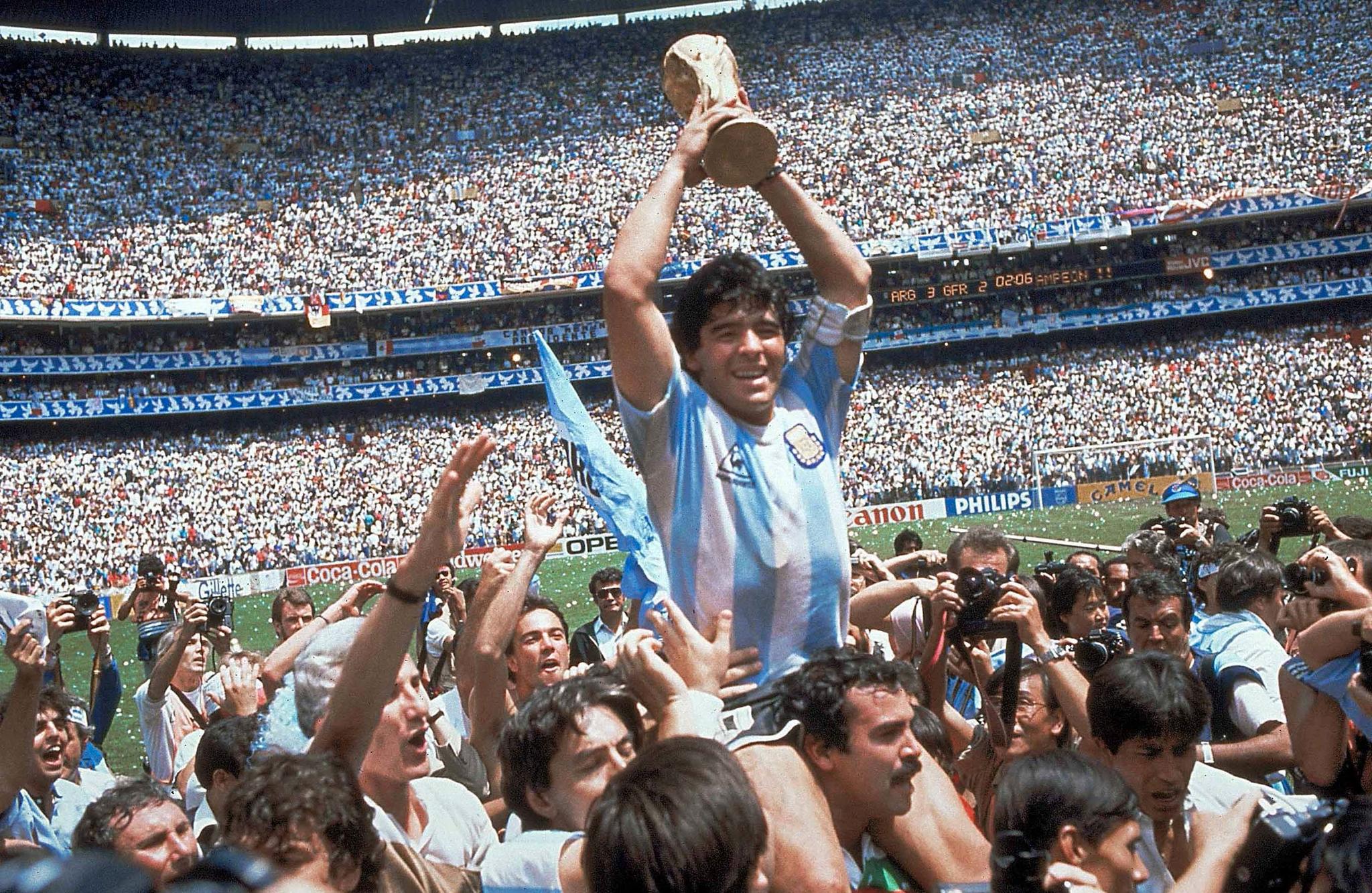 Diego Maradona løftet VM-trofeet etter å ha slått Vest-Tyskland i finalen i 1986.