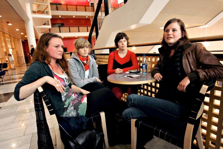 Thea Strømme (21),  Hedda Haakestad (23),  Rikke F. Jørgensen  (21) og Beate S.  Øistad (21) mener man  aldri må plassere  ansvar og skyld på dem som blir  utsatt for seksuelle  overgrep.
