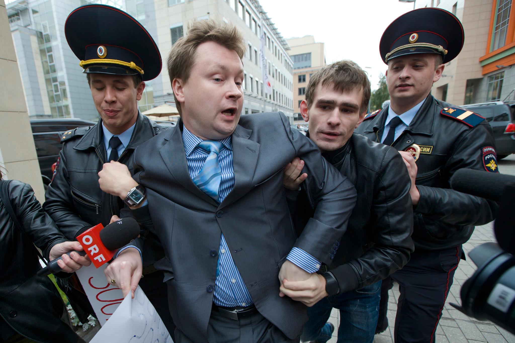 Nikolaj Aleksejev som kjemper for homofiles rettigheter i Russland, blir arrestert. I sommer slo Menneskerettighetsdomstolen i Strasbourg fast at Russland bryter Den europeiske menneskerettighetskonvensjonen ved å forby såkalt «homofil propaganda».