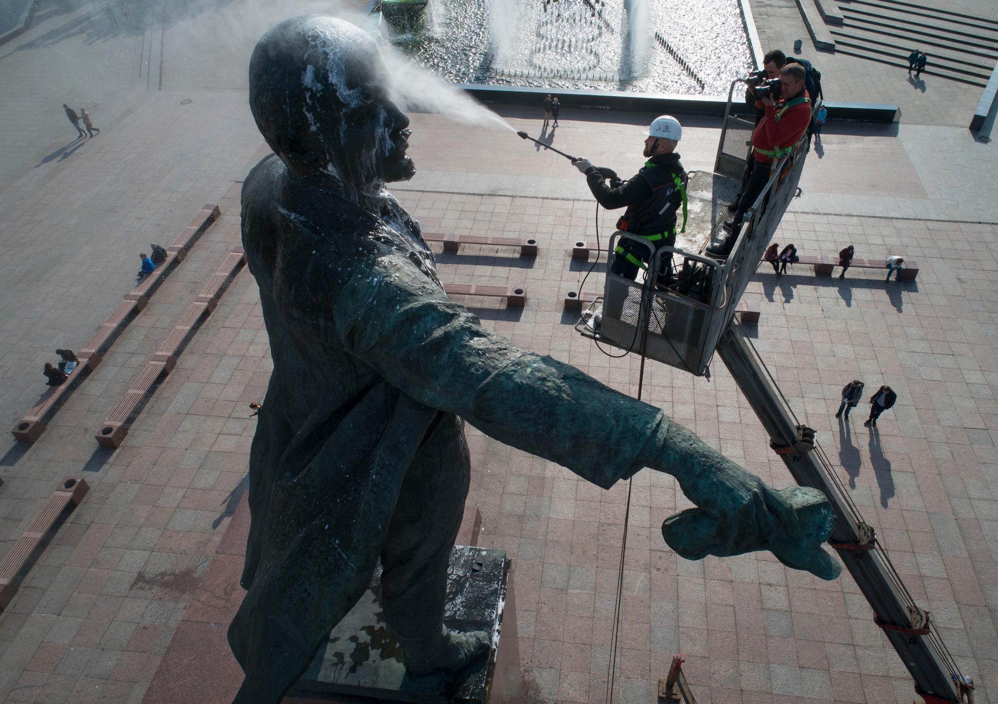 En statue av mannen var Oktoberrevolusjonen i 1917 Vladimir Lenin vaskes av arbeidere i St. Petersburg foran markeringen av 100-årsdagen for den russiske revolusjon. 