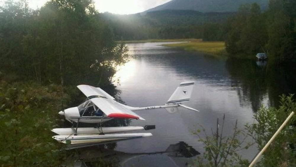  Mikroflyet var påsatt pontonger slik at det kunne ta av og lande på vann. Dette bildet er tatt ved en tidligere anledning. 