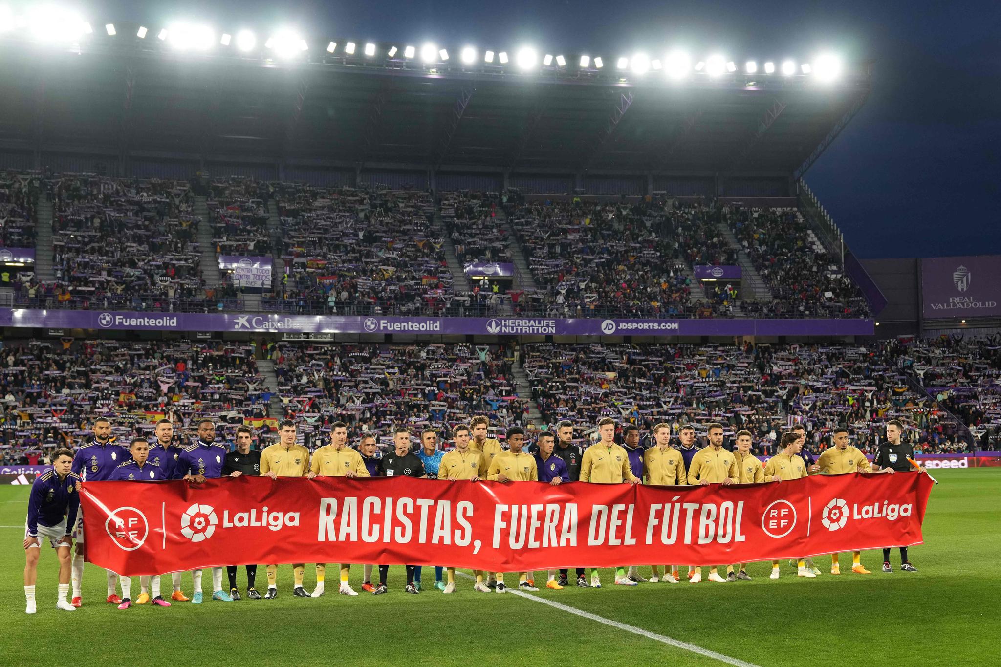 MARKERING: «Rasister, ut av fotballen», var beskjeden fra Real Valladolid og FC Barcelona i La Liga-oppgjøret tirsdag.
