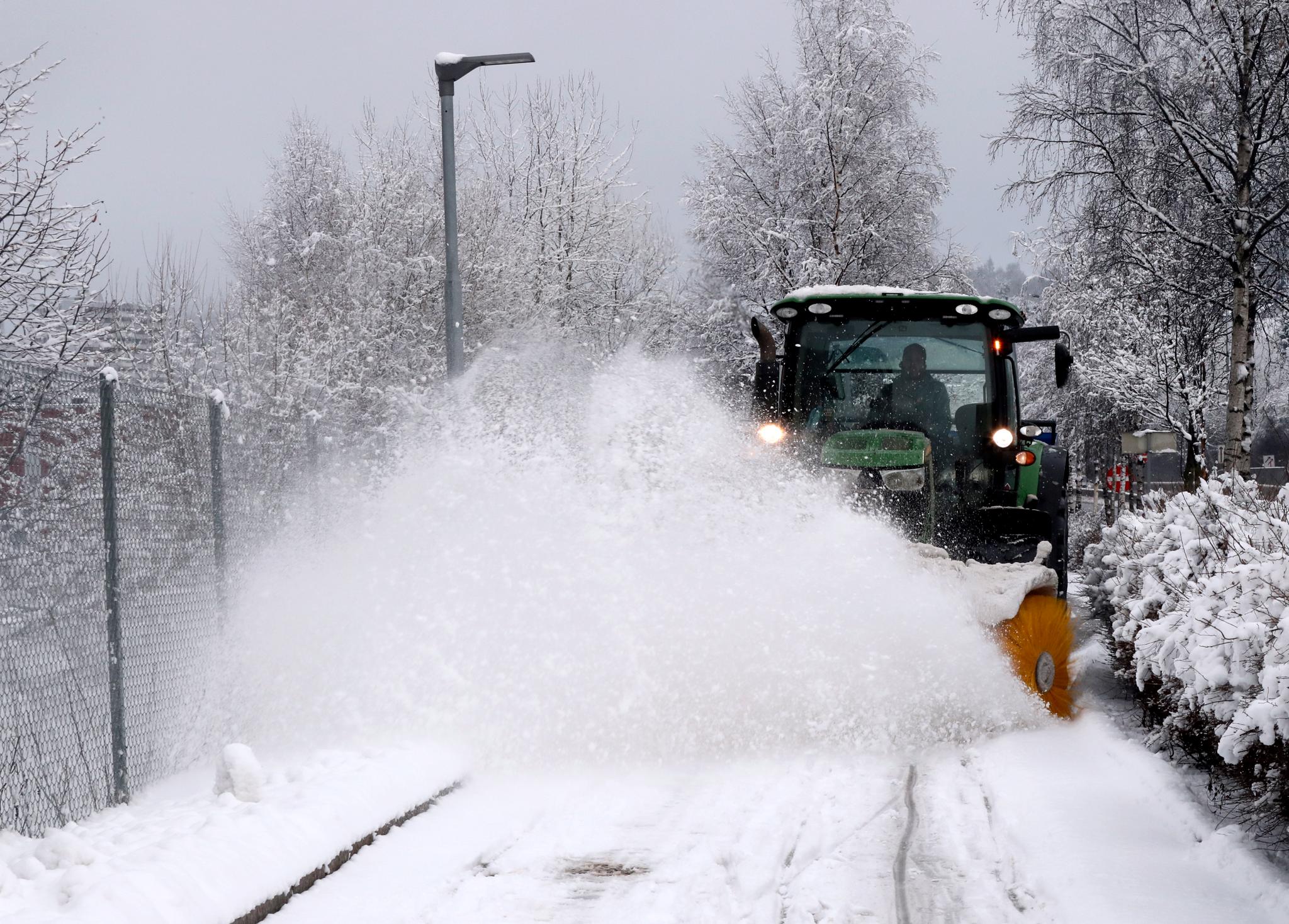 Kraftig snøvær har ført til strømbrudd flere steder i landet. Foto: Vidar Ruud / NTB scanpix