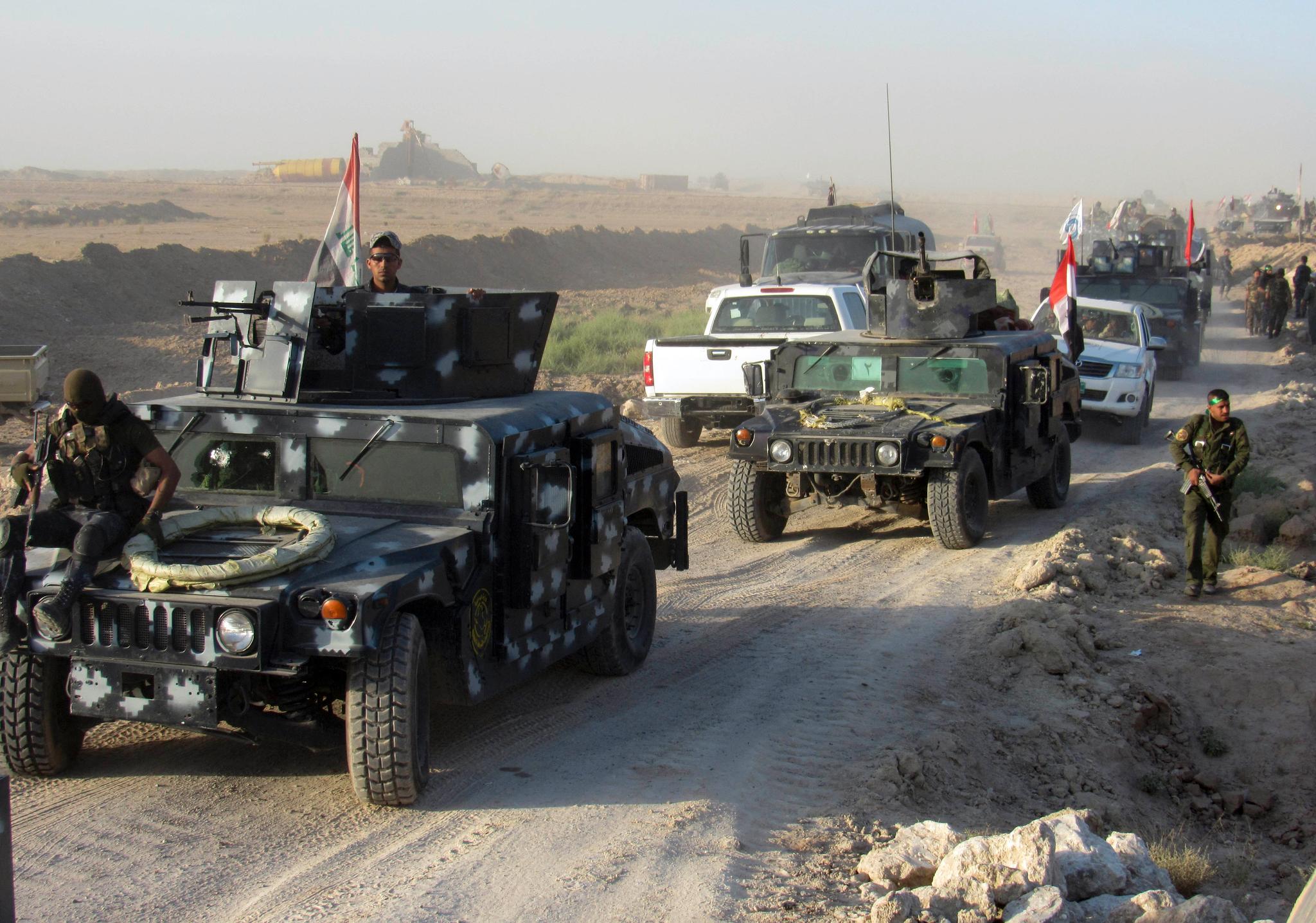 Irakiske sikkerhetsstyrker og deres allierte gjør seg klare til angrep utenfor den irakiske byen Fallujah mandag.