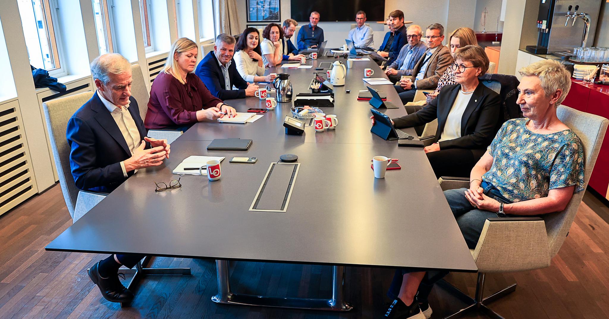 Regjeringen har flere kontaktpunkter med LO, ikke minst den myteomspunne samarbeidskomiteen (Samak). Her er LOs sjeføkonom Roger Bjørnstad med en laptop foran seg nederst på LOs side av bordet. 
