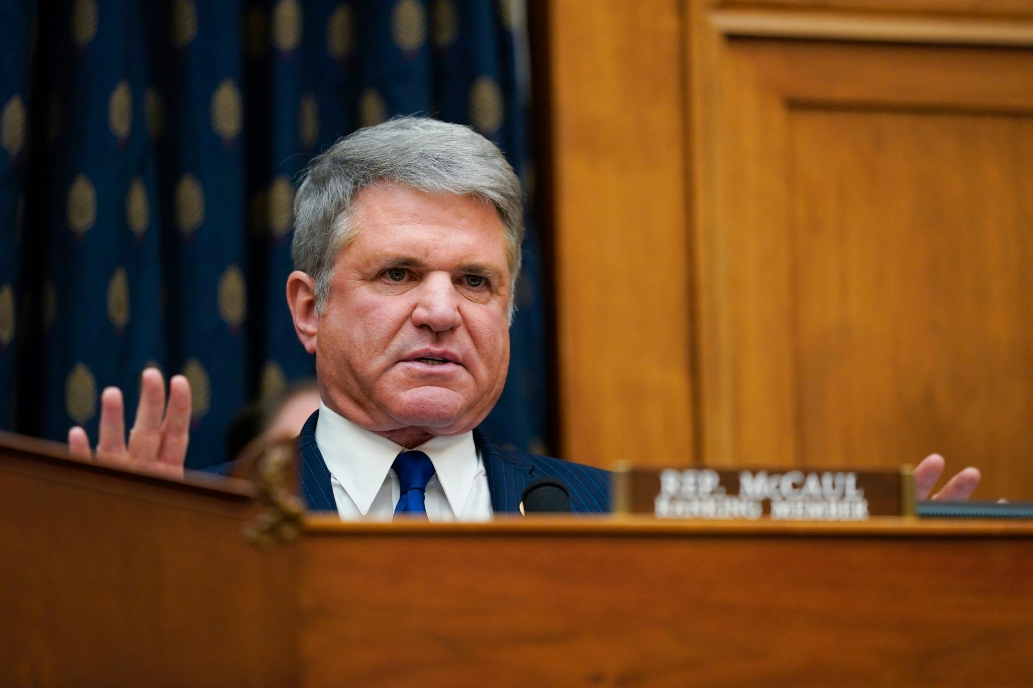 Kongressrepresentant og republikaner Michael McCaul stemmer for USAs hjelpepakke til Ukraina. 