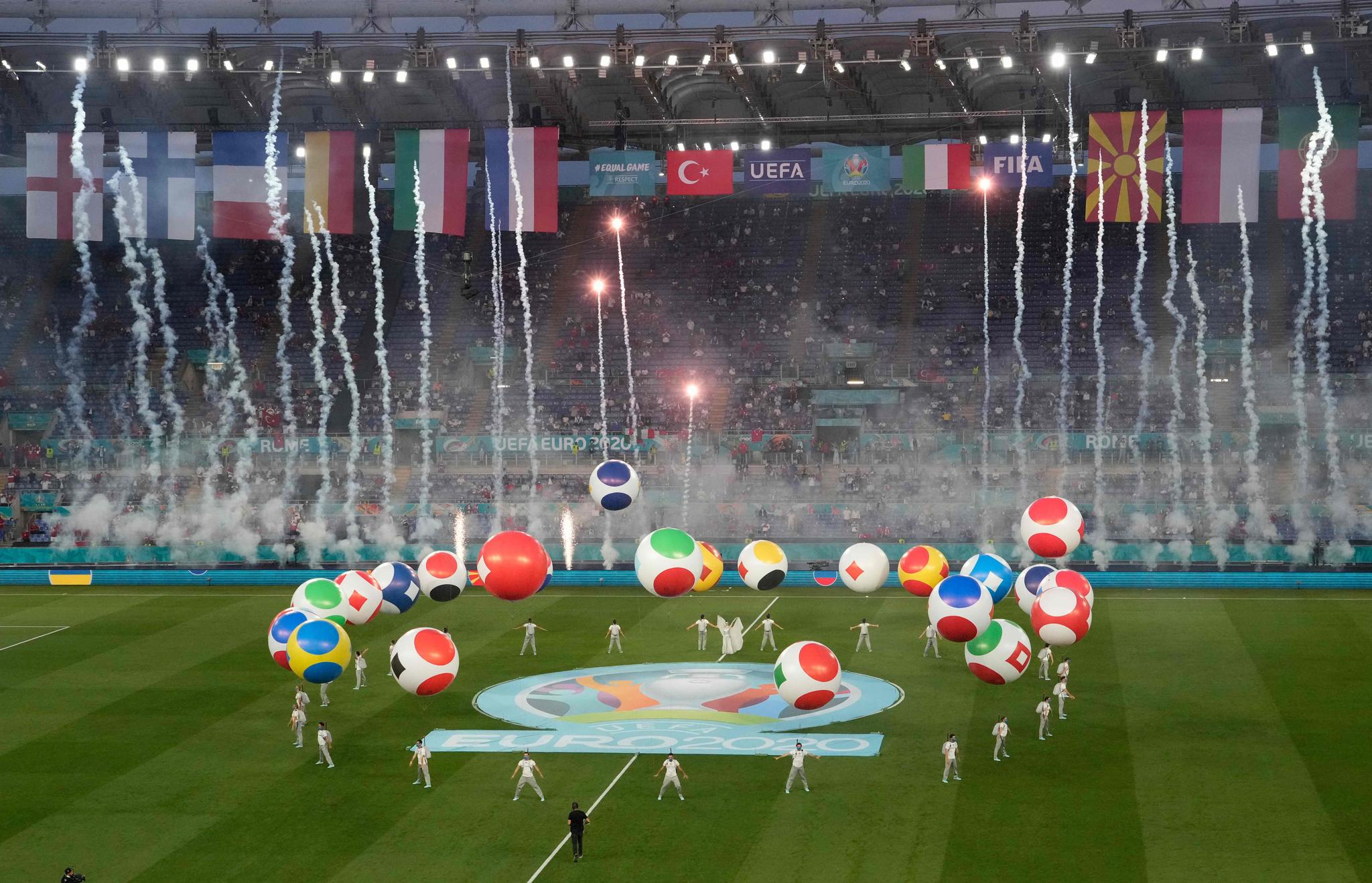 BALLONGER: Mange gjorde narr av ballongshowet på Stadio Olimpico.
