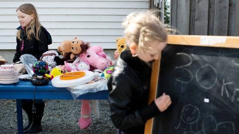 ARKIVFOTO 2013: Ragnhild og Sofie solgte lekene sine under søndagsåpne garasjer.