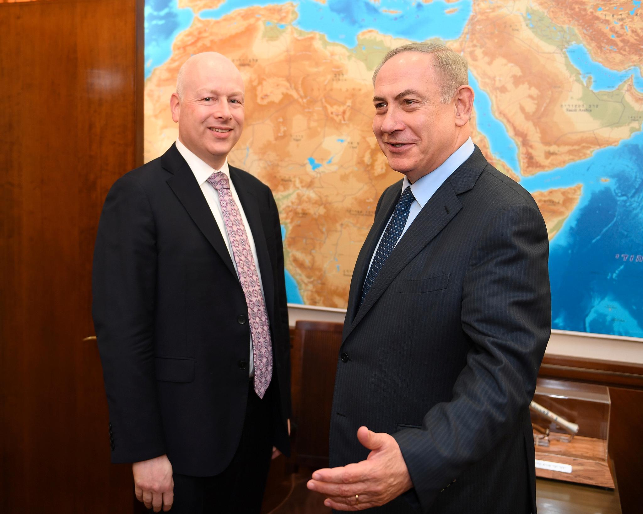USAs Midtøsten-utsending, Jason Greenblatt, snakker med Israels statsminister, Benjamin Netanyahu, i 2017. 
