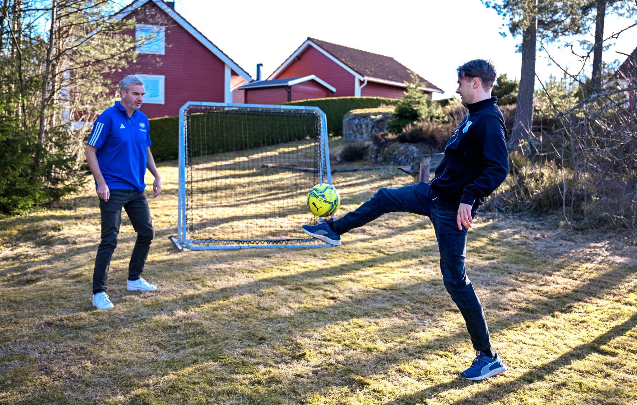  Petter og Tobias Myhre spiller «nullspretten» i hagen. Sistnevnte er ikke helt fornøyd med avleveringen fra sin tidligere trener.