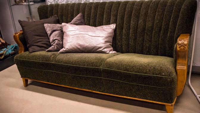Foto: Lena Rustan Fidjestad Gjenbruksmøbler, som en vintage sofa, bryter fint med det ellers stilrene moderne uttrykket som er gjeldende nå.