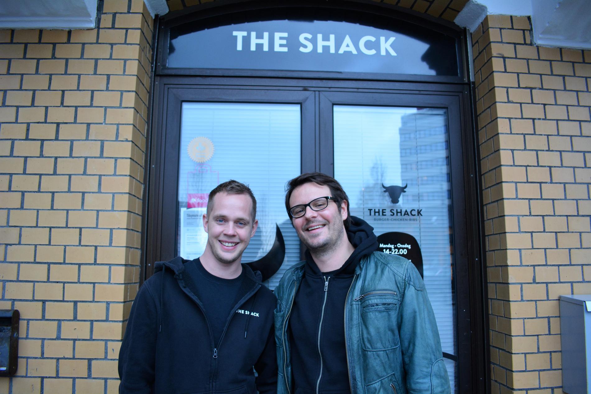 The Shack-gründere Kenneth Pedersen og Gunnar Ellingsen foran restauranten i Stavanger sentrum.