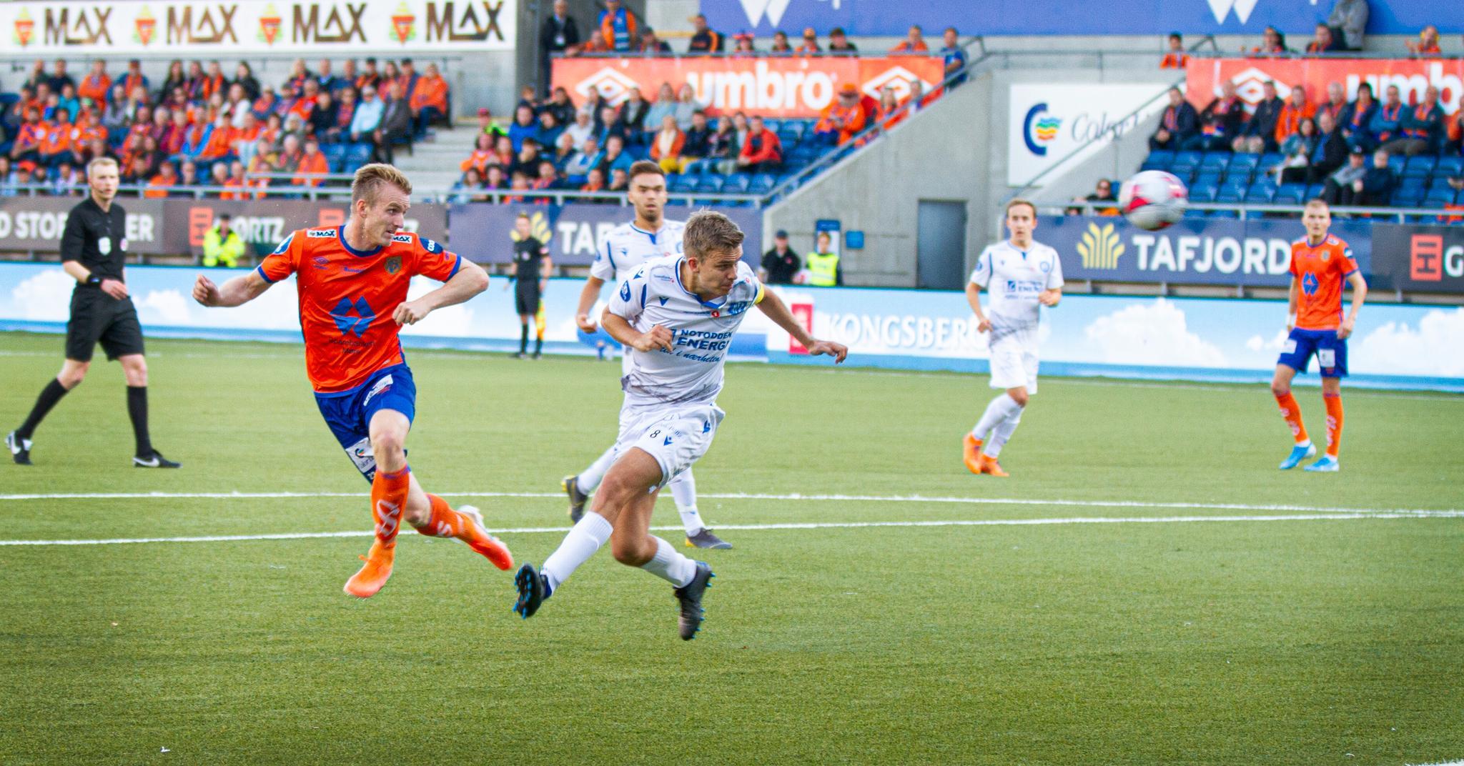 Torbjørn Agdestein setter inn 1–0 for AaFK mot Notodden på en flott heading.