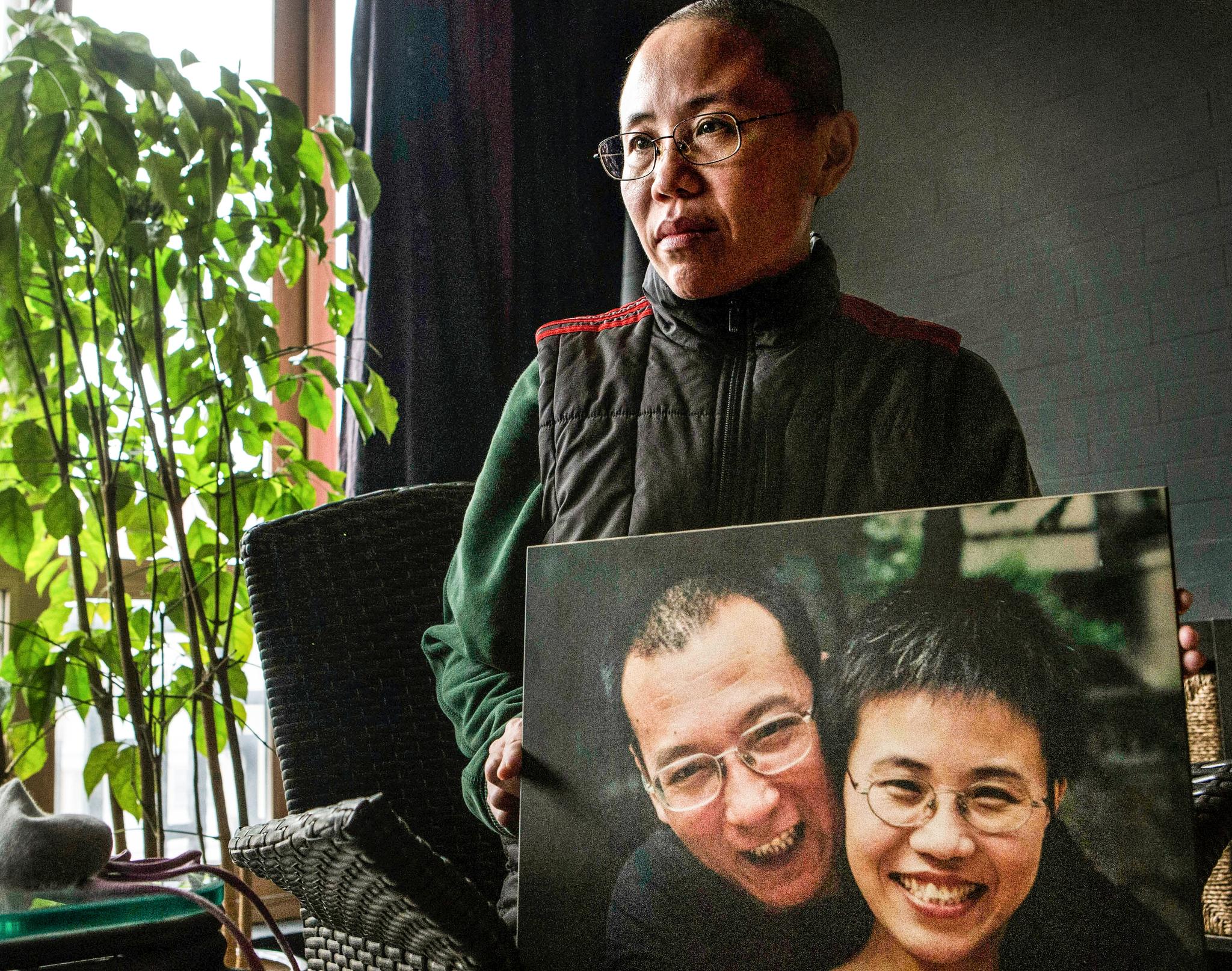  Liu Xia viser frem et bilde der hun er sammen med sin nå avdøde ektemann Liu Xiaobo. 