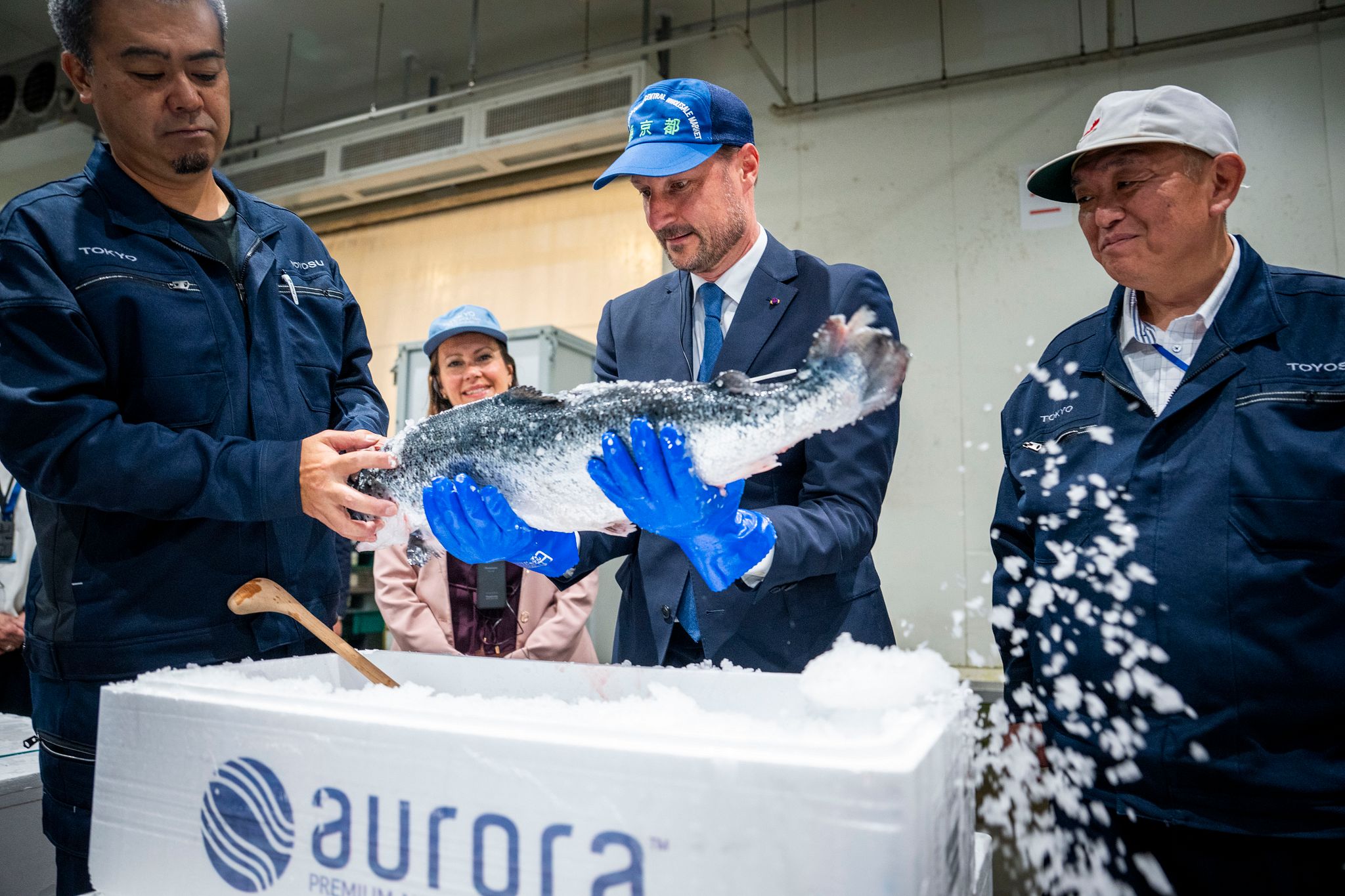 Kong Haakon var i Japan tidligere i år. Der inspiserte han norsk eksportlaks fra Lerøy. De har nå innført kyllingfor til sin oppdrettslaks.