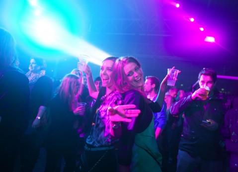 I 2012: Anniken Kolsrud og Christina Schwarz danset på nittitallsfest i Sørmarka Arena forrige gang showet var innom Stavanger. Av: Marie von Krogh
