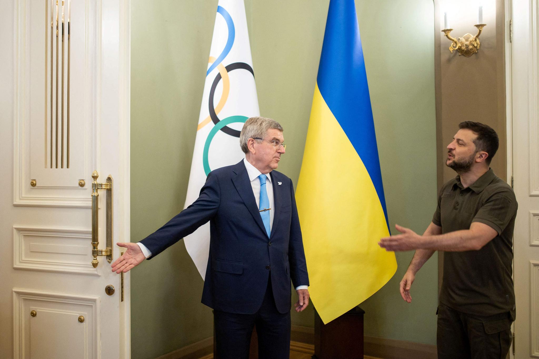 DISKUSJONER: IOC-president Thomas Bach og Ukraina-president Volodymyr Zelenskyj avbildet under et møte i fjor sommer.