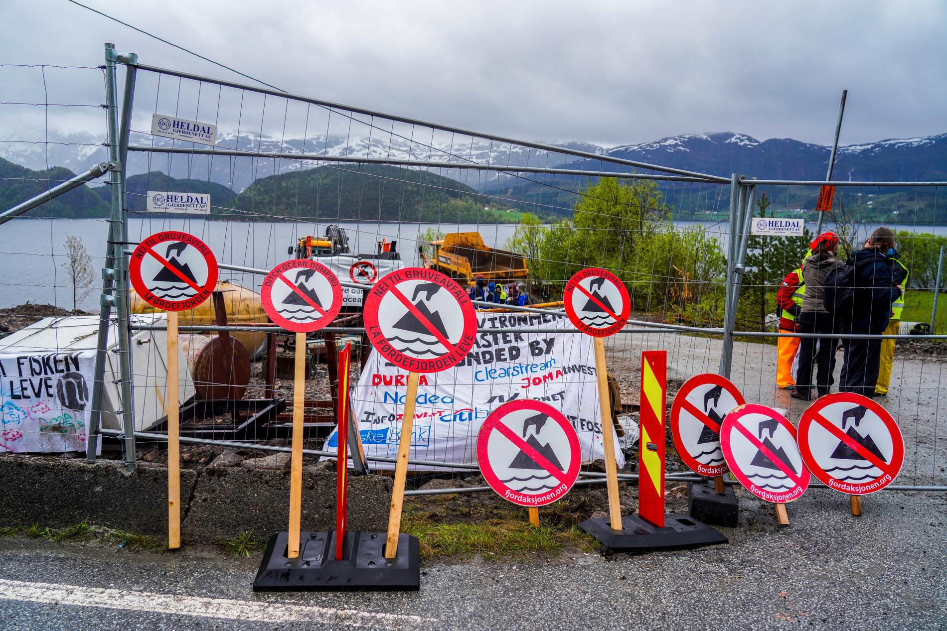 Aksjonister har lenge motsatt seg dumping av gruveavfall i Førdefjorden. Her fra en aksjon i fjor. Foto: Ole Berg-Rusten / NTB