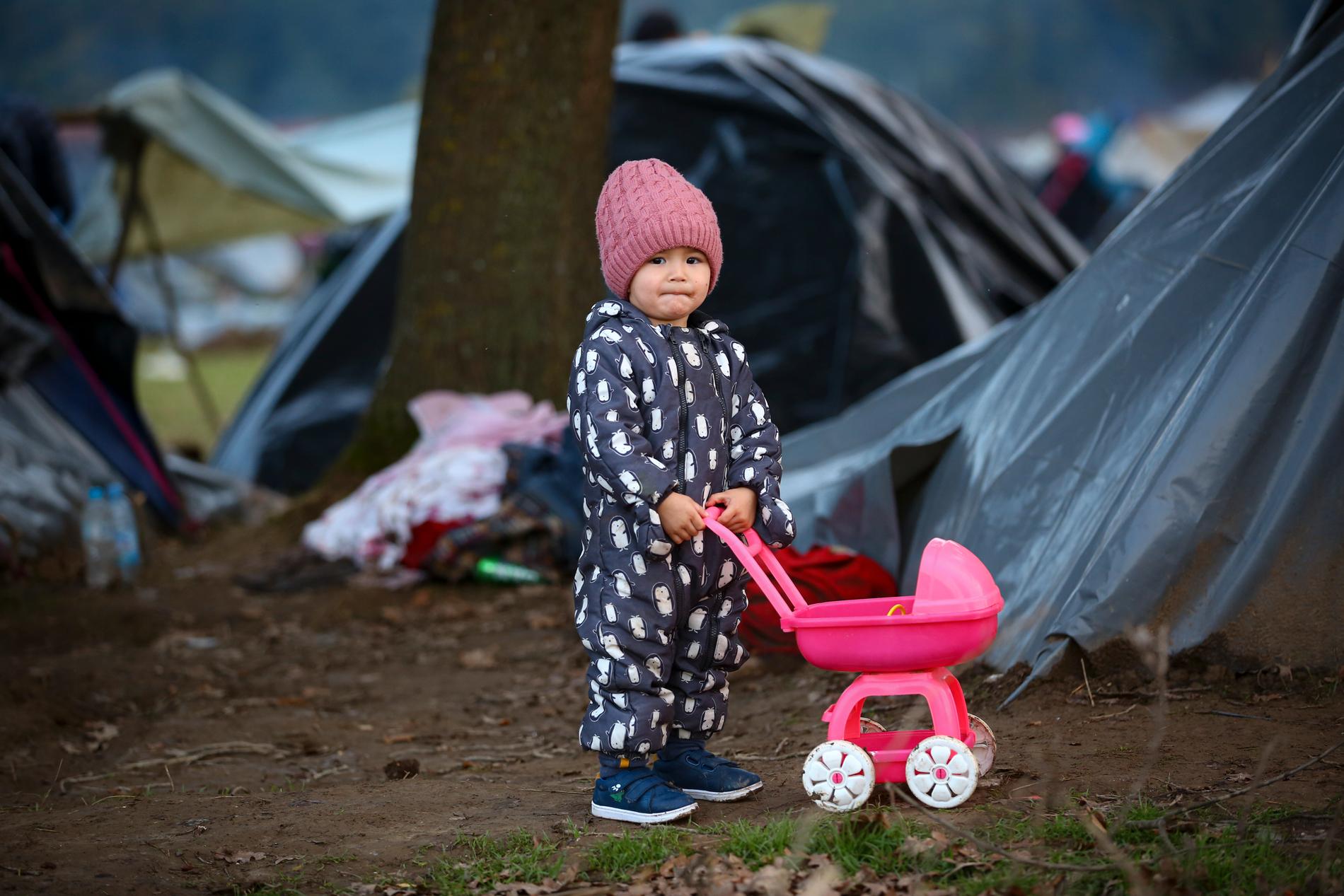 Nesten fem millioner afghanere er i dag på flukt utenfor landets grenser, blant dem denne lille jenten som lever sammen med foreldrene i en provisorisk leir i Velika Kladusa i Bosnia. 