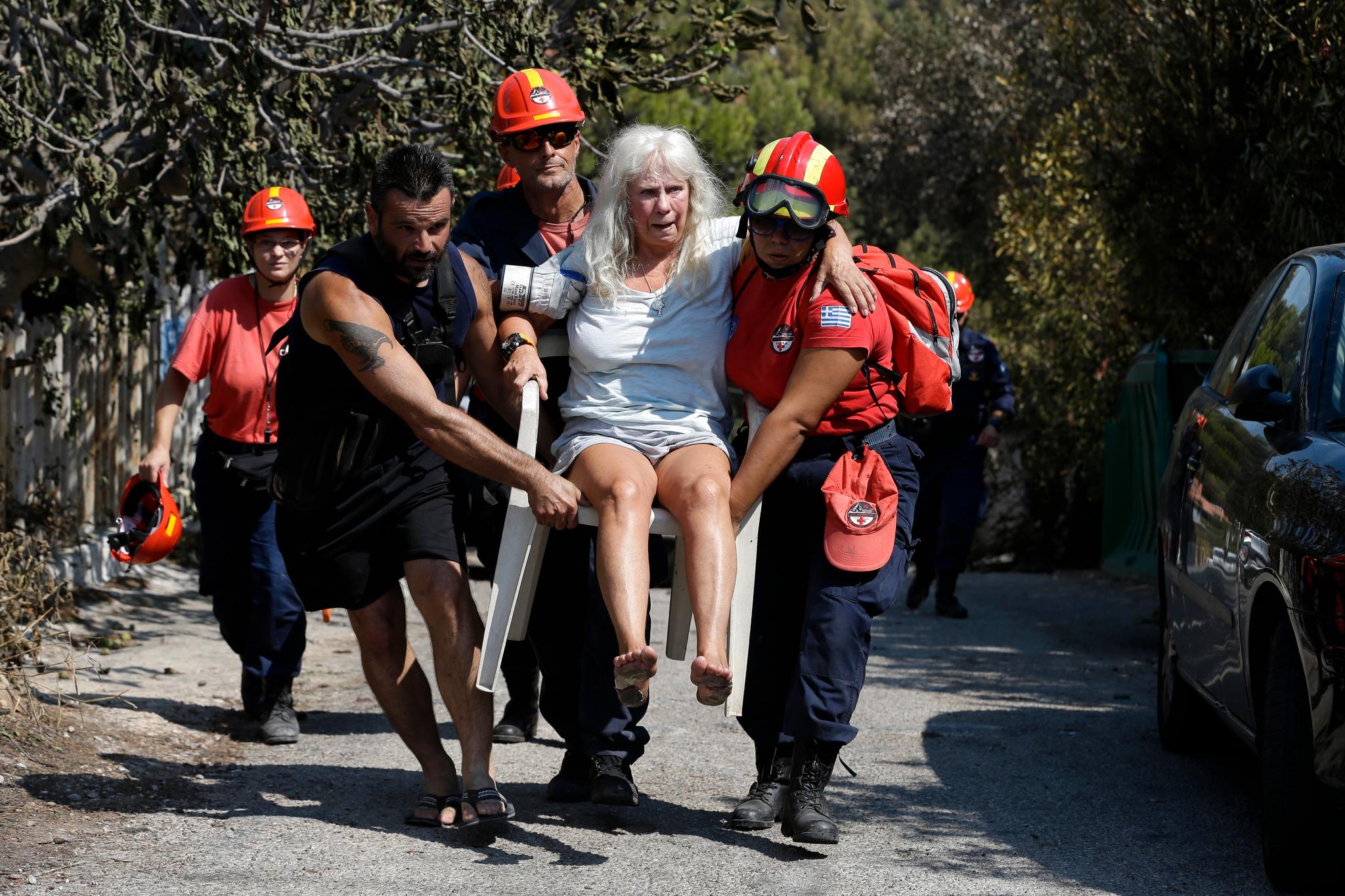 Hellas sørger etter brannkatastrofen som kostet minst 79 mennesker livet. Ekspertene mener myndighetene kunne ha gjort langt mer for å forebygge og begrense omfanget av brannene. Denne kvinnen overlevde og ble funnet da brannmannskaper gjennomsøkte hus i landsbyen Mati øst for Athen onsdag.
