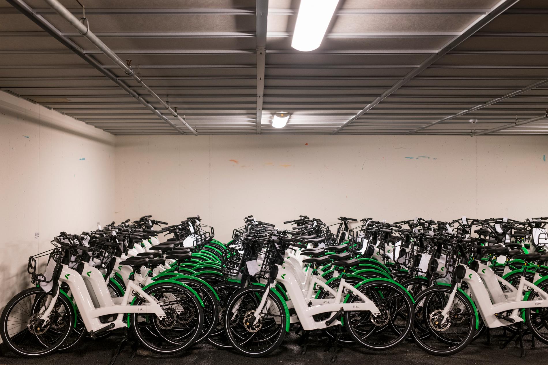 Her står de 300 første syklene som er klare til bruk 3. februar. I løpet av det kommende halvåret skal 750 nye el-bysykler ut på veiene. 