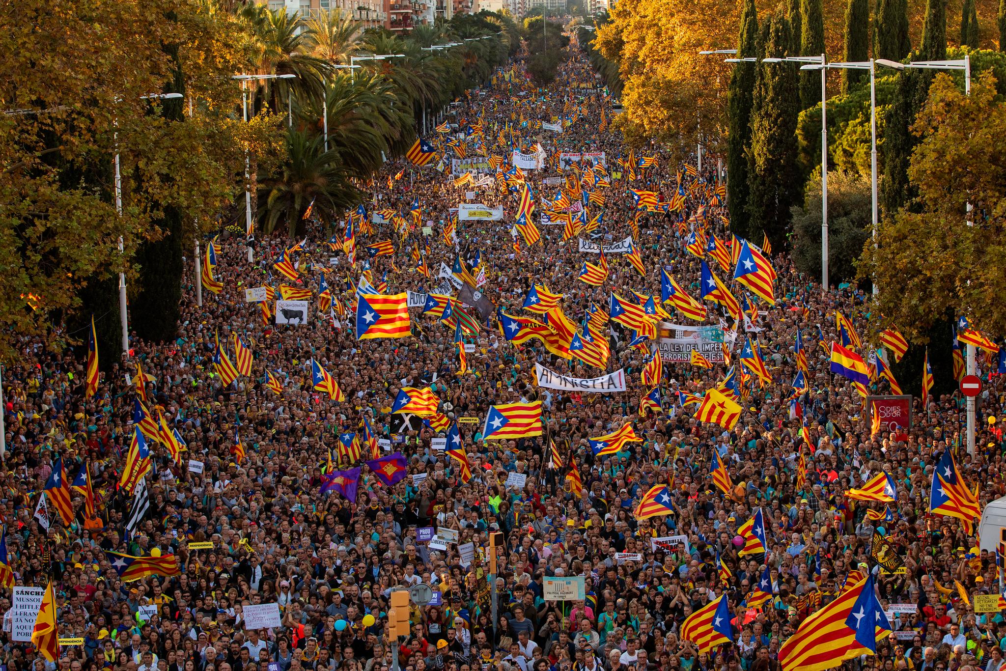 Flere hundre tusen demonstrerte til støtte for katalansk uavhengighet i Barcelona lørdag. Foto: Emilio Morenatti / AP / NTB scanpix