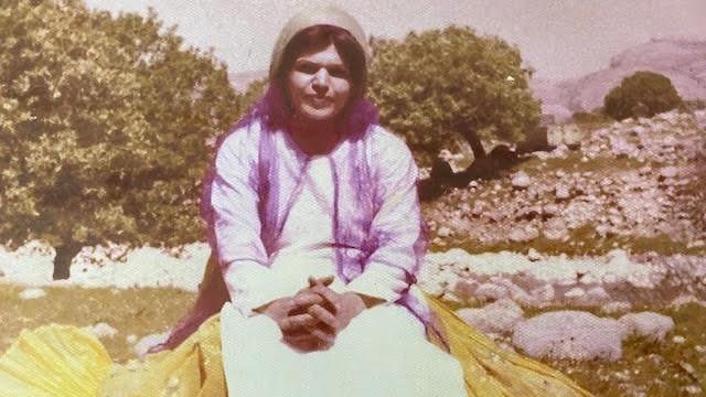 Lily Bandehy iført skaut, avbildet i Iran før ayatollah Khomeini kom til makten.