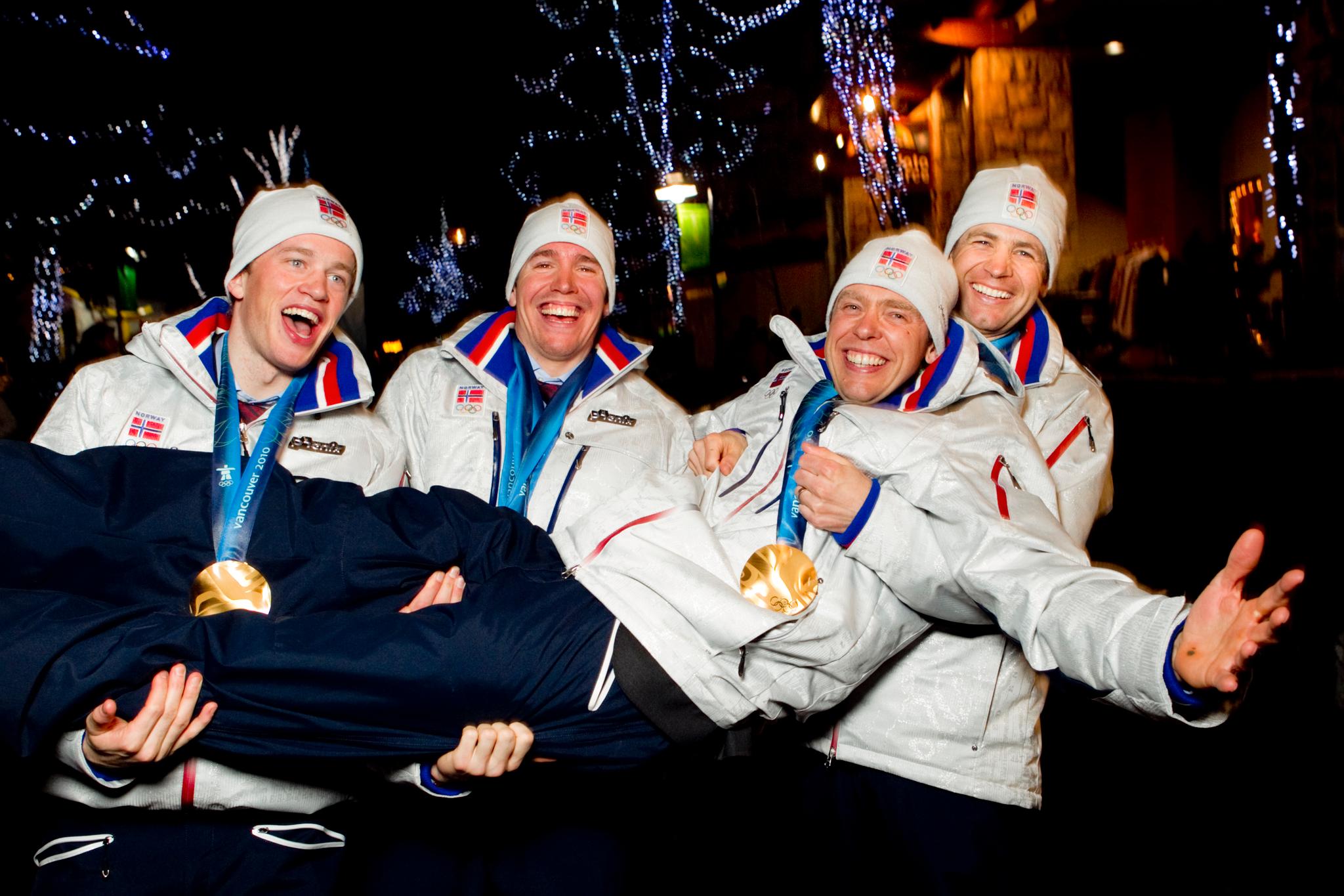 Halvard Hanevold (nummer to f.h.) Tarjei Bø (t.v.) Emil Hegle Svendsen og Ole Einar Bjørndalen (t.h.) med gullmedaljene etter stafetten i Vancouver-OL i 2010.