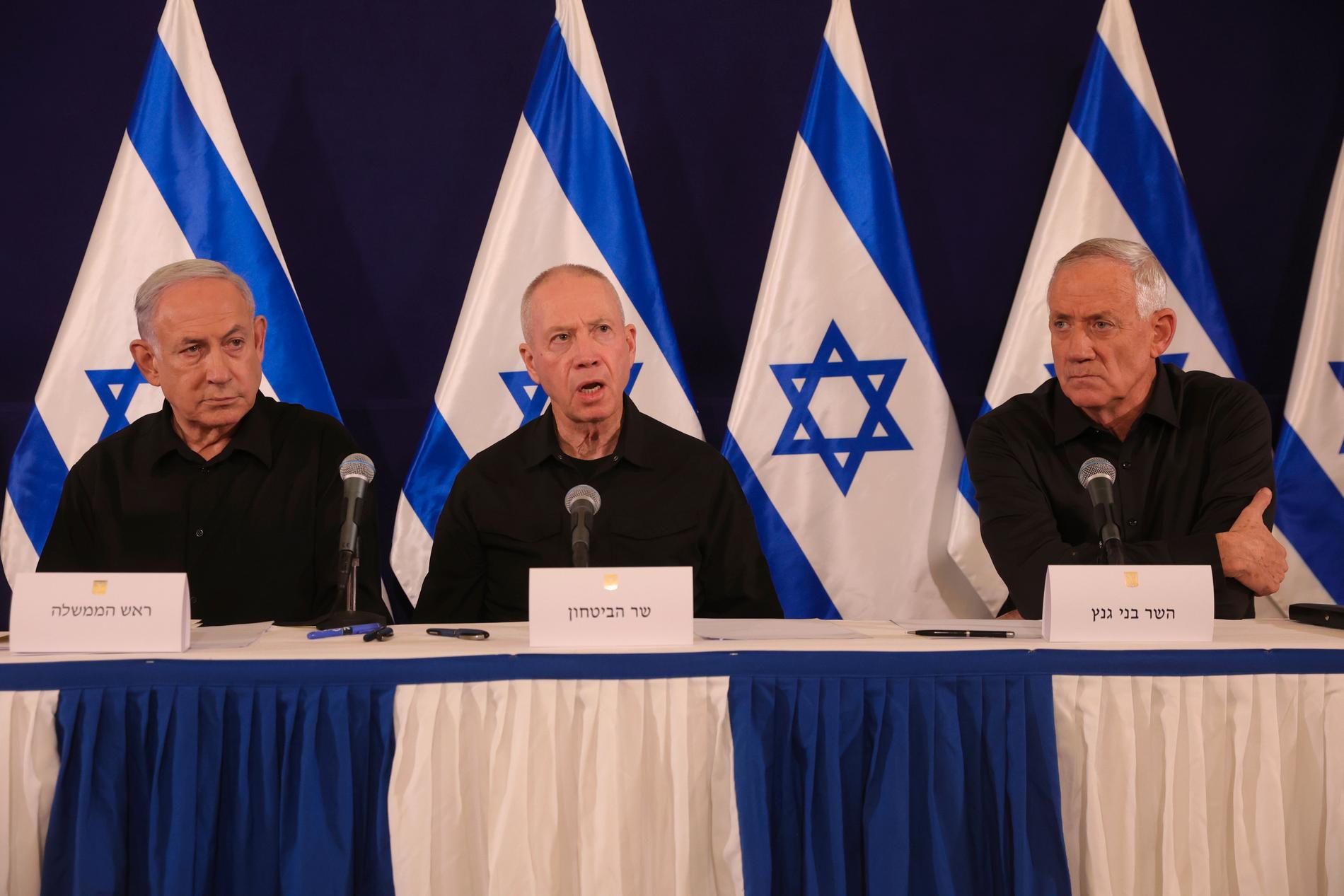 Israels statsminister Benjamin Netanyahu, forsvarsminister Yoav Galant og minister Benny Gantz møtte pressen på militærbasen Kirya i Tel Aviv lørdag kveld. 