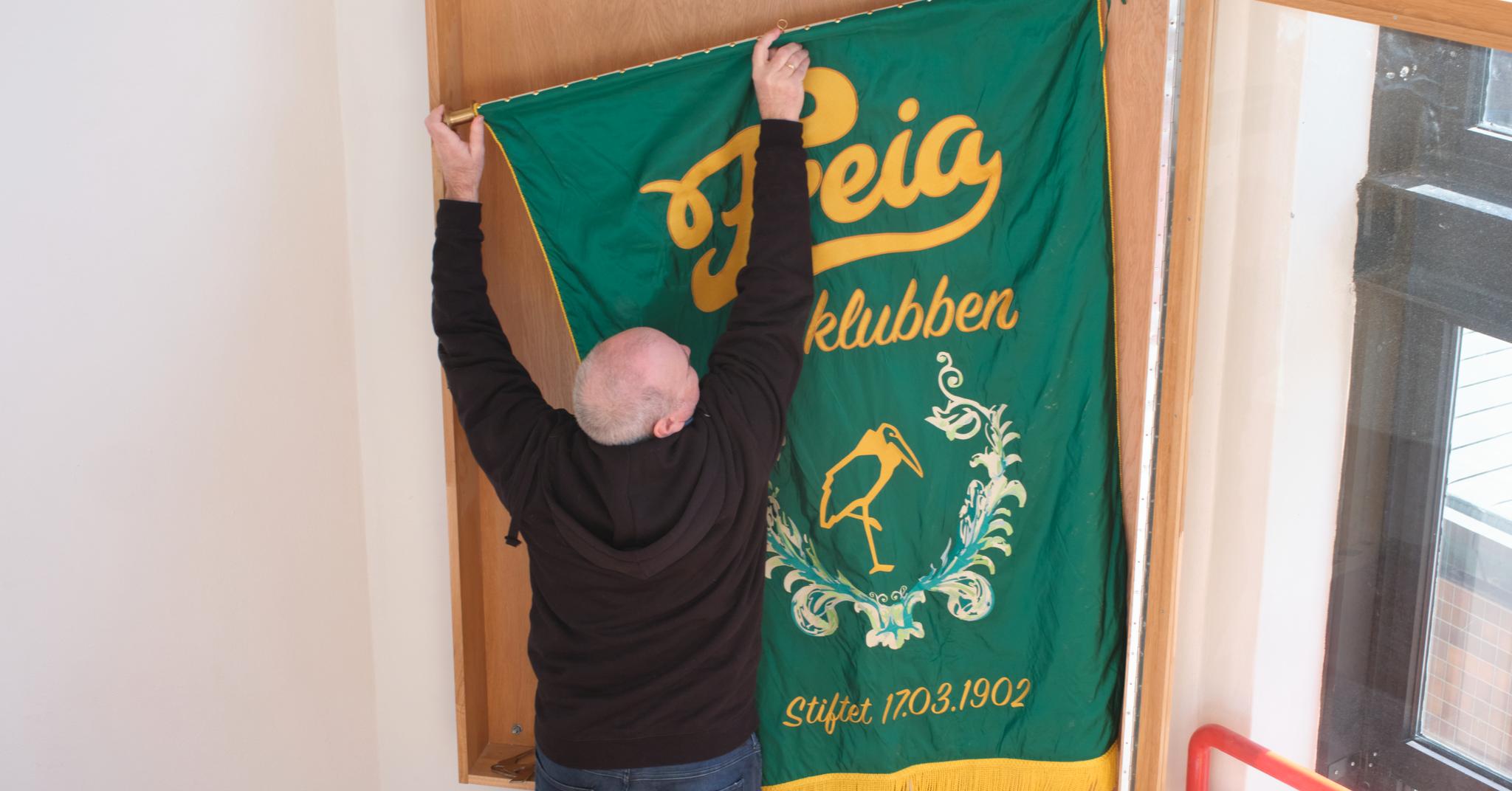  Fanen pryder selveste hovedtrappen i fabrikken. Nå gjøres den klar for 1. mai. Samtidig kan klubbleder Gøran Nyberg feire 40-årsjubileum hos Freia. 