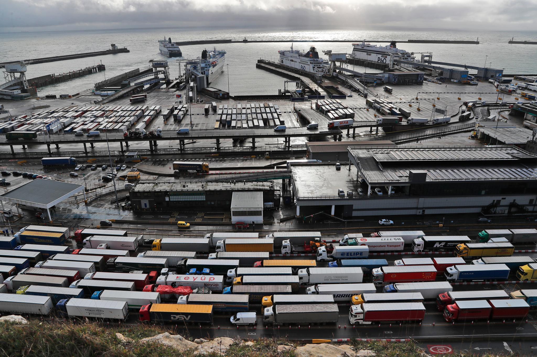 Dette bildet ble tatt fredag. Det viser køene av lastebiler som skal fortolle gods inn og ut av Storbritannia. 
