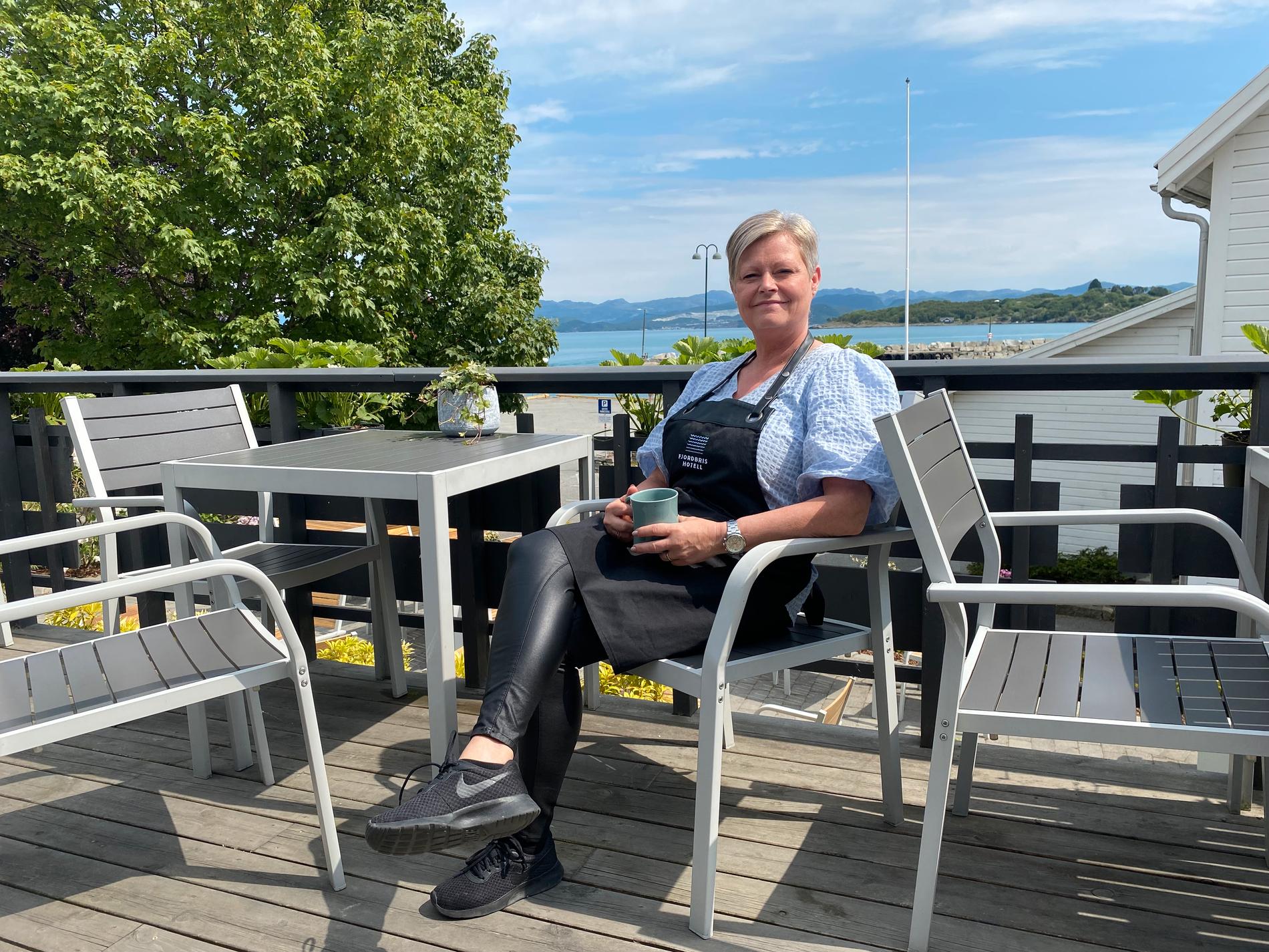 FULLBOOKET: Marianne Vilhelmine Andreassen ved Fjordbris Hotell kan se tilbake på en rekordsommer. Hun forteller at de har vært fullbooket gjennom hele fellesferien. 