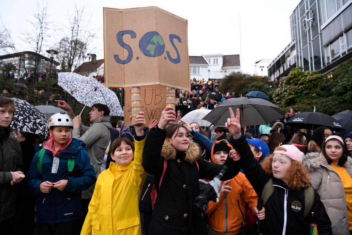 Oscar Stray (oransje jakke) syns det er viktig at til og med barneskoleelever tar ansvar i klimadebatten.