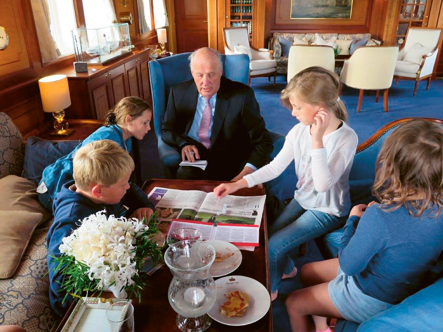 Kongen har et nært forhold til barnebarna. Her spiller de Yatzy på kongeskipet. 