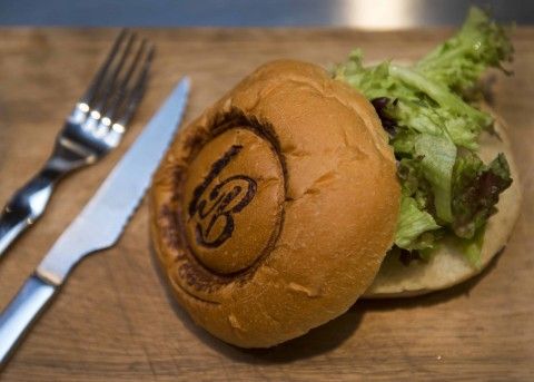 **BRØD:** Det var ingen burgere klare på morgenkvisten, da Byas stakk innom, men brødet derimot - ferdig brennmerket med LB-logo og klart til bruk. **