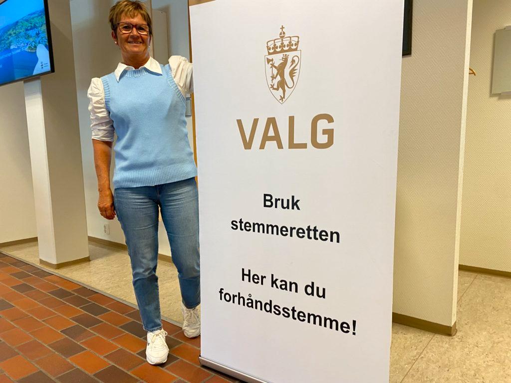  Også på Vikevåg er det nå mulig å forhåndsstemma, i Innbyggertorget. Norunn Østbø er klar til å ta mot stemmene.