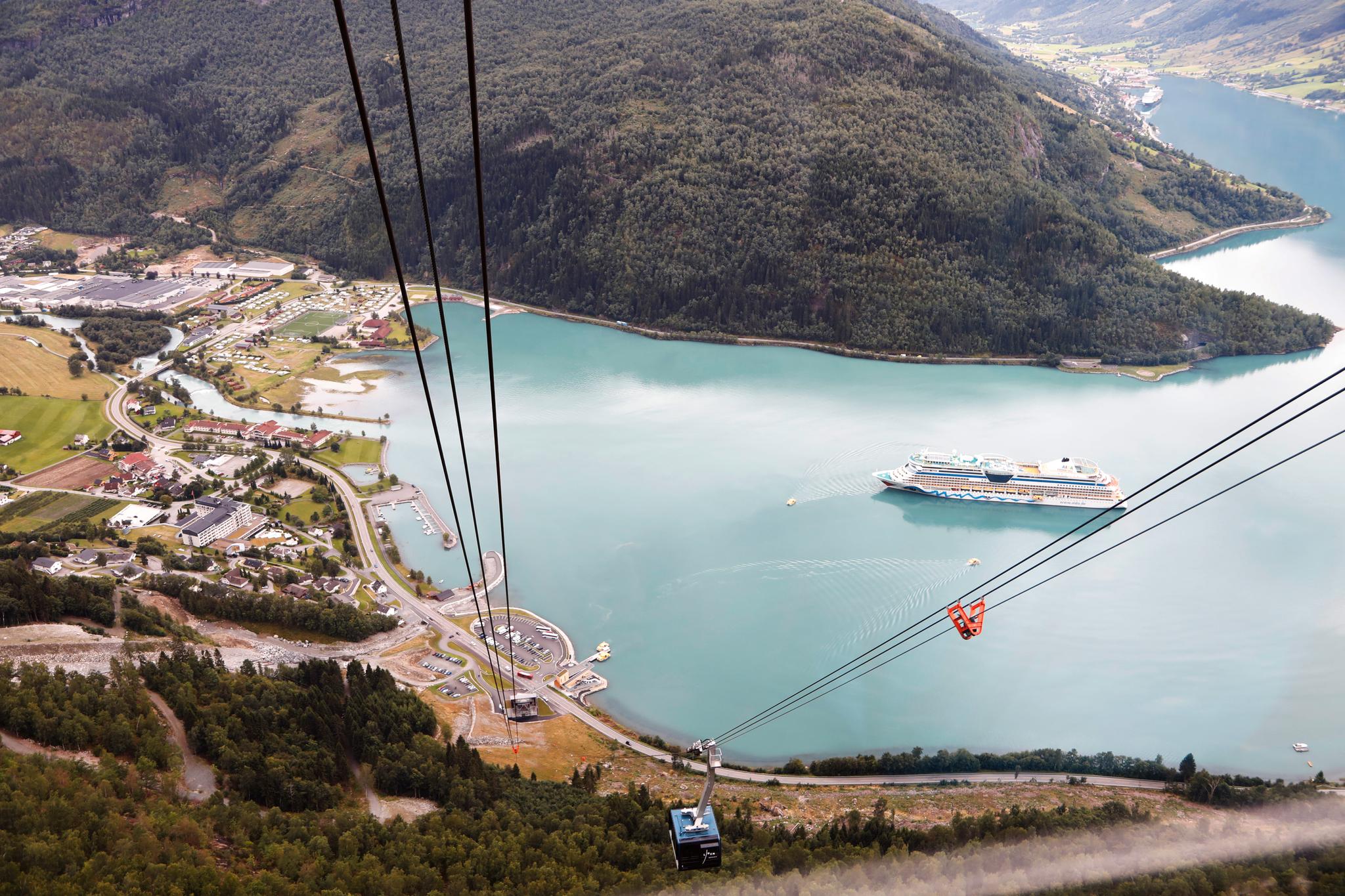 På toppen av gondolbanen Loen Skylift kan tilreisende nyte utsikten av storslått natur med fjell og fjord. Etter at banen ble åpnet i 2017 er også stedet blitt et yndet sted for luftsport. 