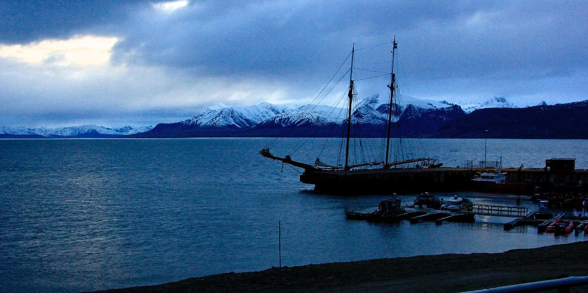 KONTRASTFYLT HVERDAG: For fastlandsnordmenn kan variasjonene på Svalbard virke utfordrende. Nå som kalenderen bikker mot vintertid har midnattssolen forsvunnet, og polarnatten har sakte, men sikkert festet grep på himlingen. 