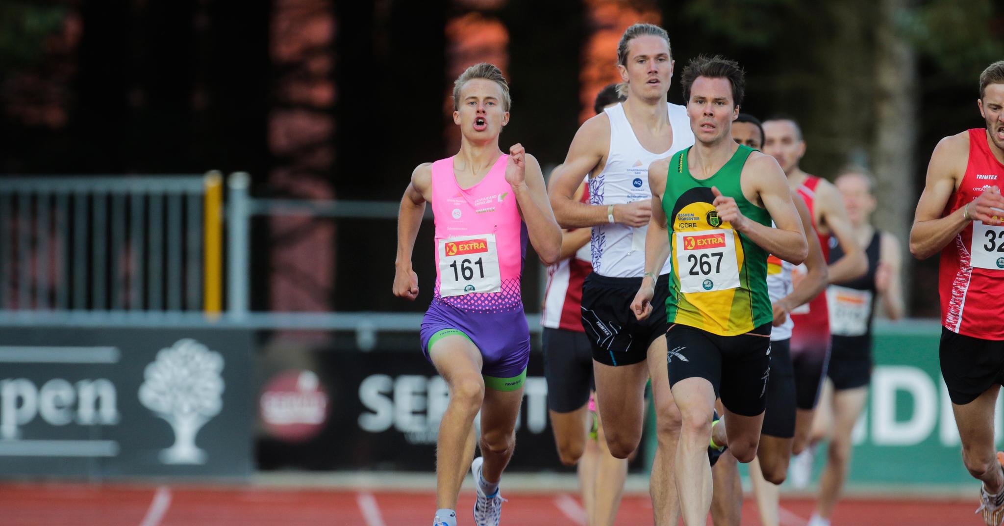 Sigurd Tveit (i rosa) er i ferd med å få karrieren tilbake på skinner etter store skadeproblemer, og stormet i helga inn til gull i junior-NM på spesialdistansen 800 meter.