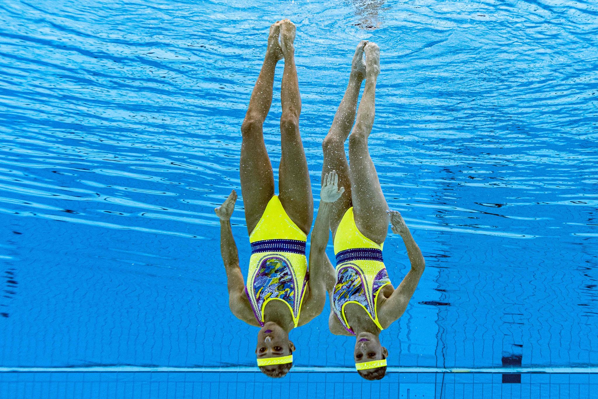 UNDER VANN: Nuria Diosdado Garcia og Joana Jimenez Garcia fra Mexico under kvinnenes synkronsvømming. 