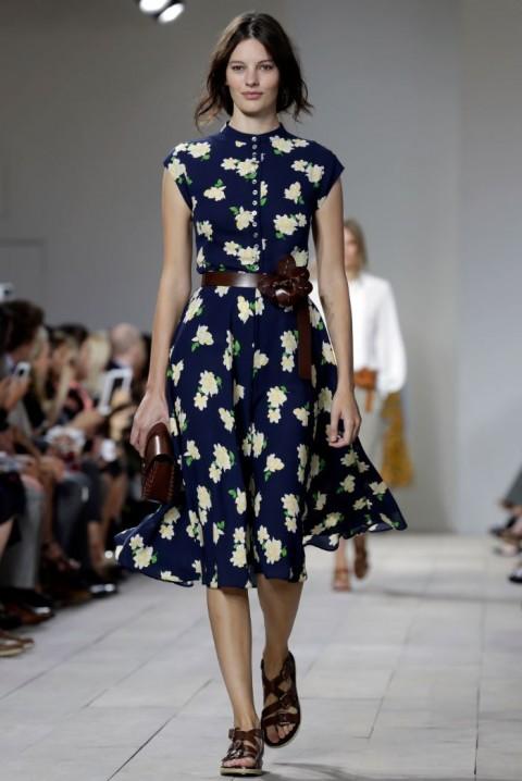 RETRO: Elsker denne looken fra Michael Kors. Blomstret kjole i vintagesnitt, med skinnbelte i midjen.