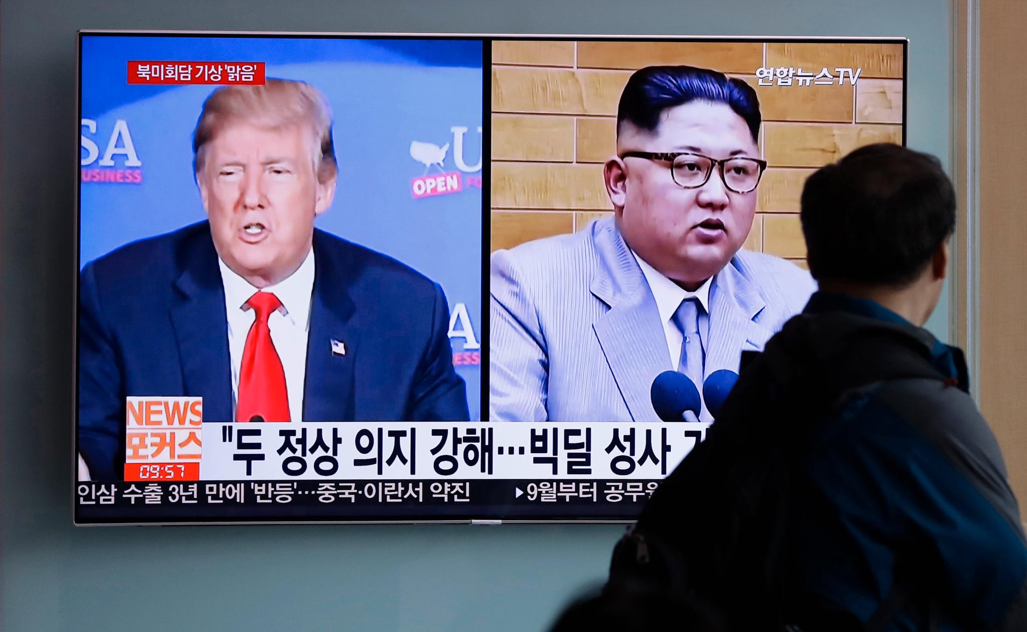Donald Trump og Kim Jong-un skal etter planen møtes i Singapore 12. juni. Nå truer Nord-Korea med å avlyse toppmøtet. 