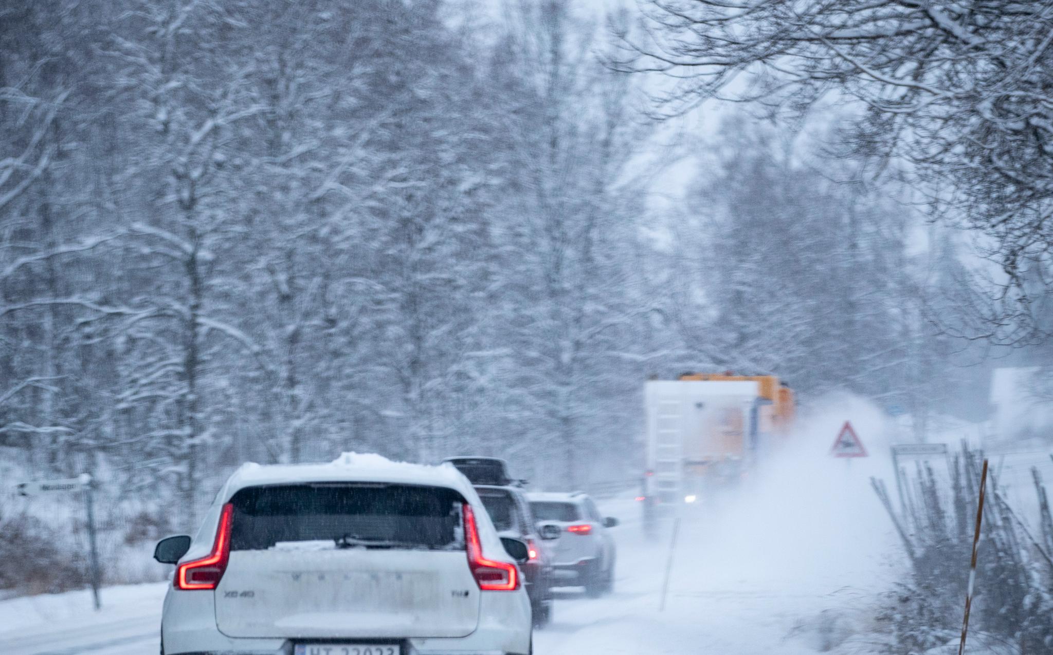 Mesnali. Store mengder snø, sludd og regn førte til glatte veier og vanskelige kjøreforhold i Oslo, Akershus og Hedmark lørdag.