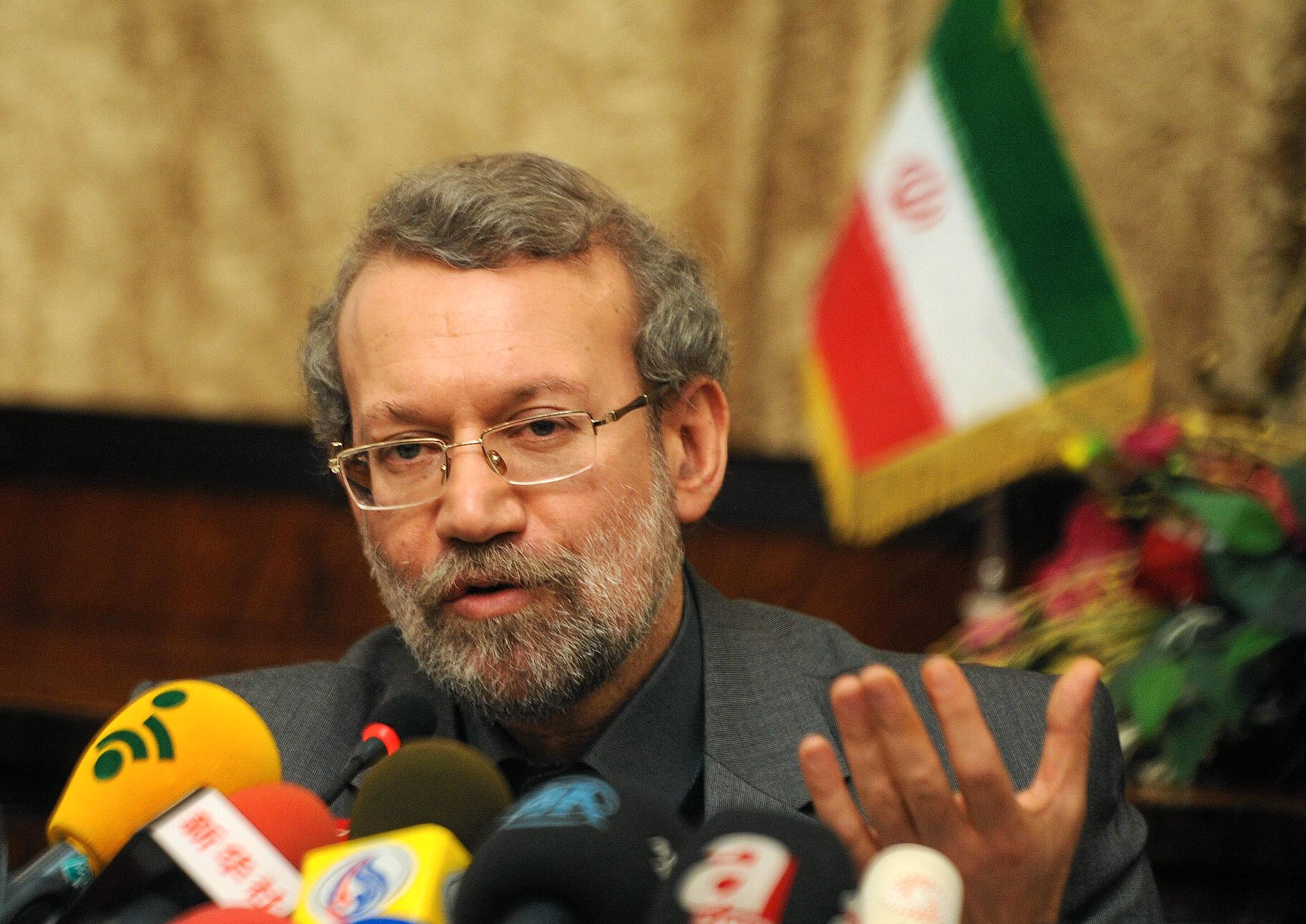 For første gang har parlamentets leder, Ali Larijani, innrømmet at økte priser på import og andre sanksjoner rammer Iran hardt. 