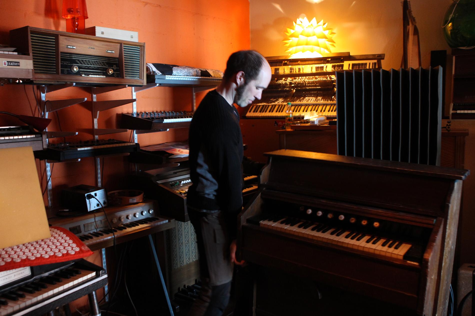 Med unntak av ett album, er alle Kaizers-platene spilt inn i Bergen. Her tester pianist Helge Risa tangentene i Duper Studio i 2010.