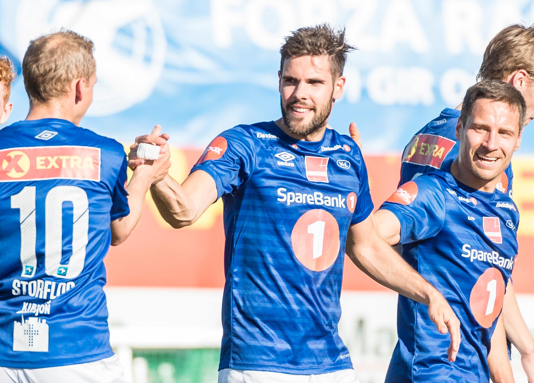 FØRSTE MÅL: Eirik Valla Dønnem scoret sitt første mål i Ranheim-drakta da han banket inn 1–0 på dødball. Her feirer han målet med Michael Karlsen. 