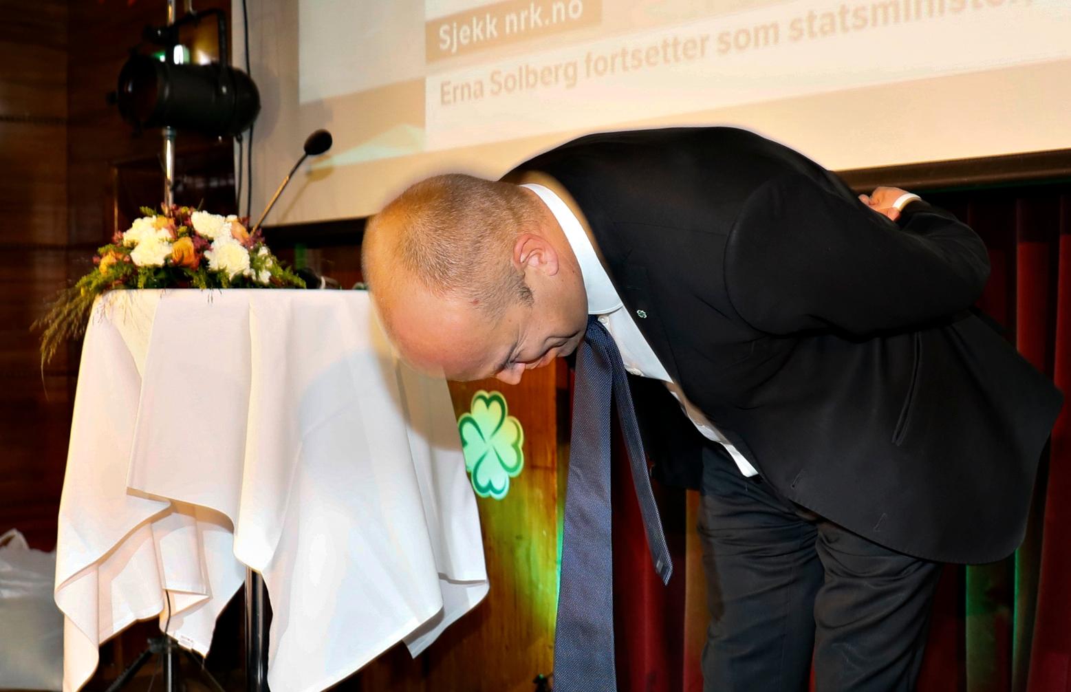 Partileder Trygve Slagsvold Vedum (Sp) takket og bukket under Senterpartiets valgvake.