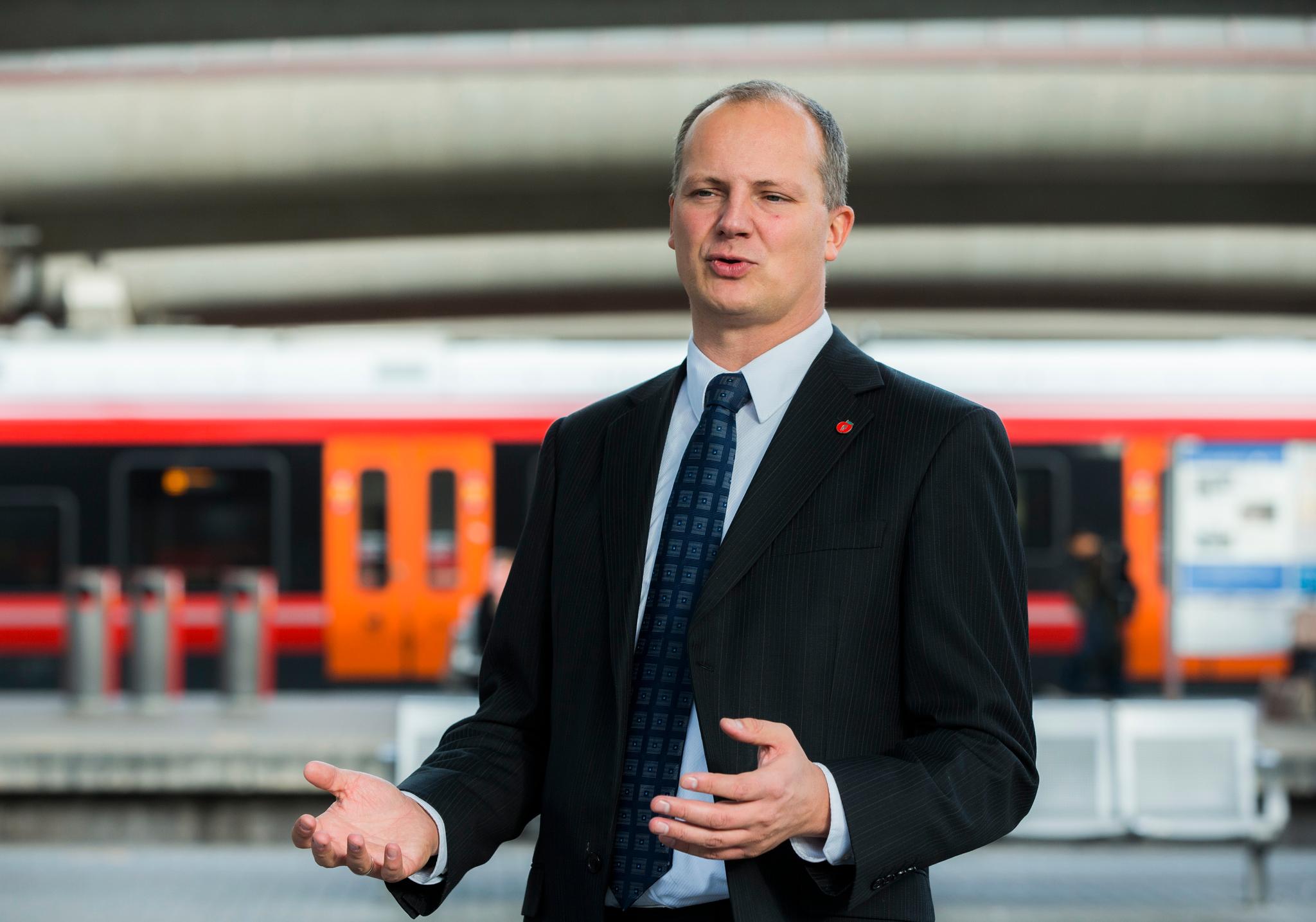 Samerdselsminister Ketil Solvik-Olsen ser ut til å akseptere jernbanens ønske om å forsinke InterCity.