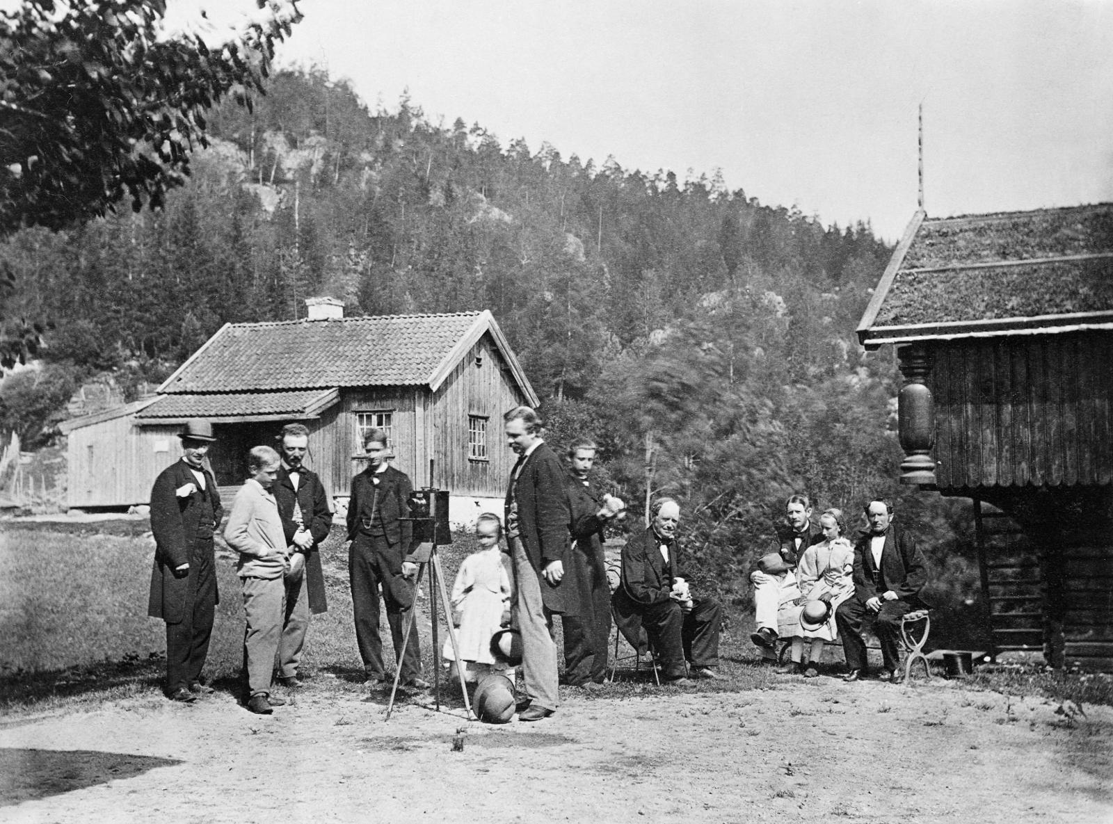 Friluftsentusiasten og konsulen Thomas Heftye kjøpte Sarabråten ved Nøklevann i Østmarka i Oslo i 1856. Stedet og områdene rundt ble et rekreasjonssted for folket. Dette bildet er fra 1865. 